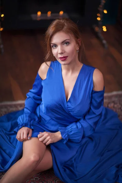 Schöne Junge Frau Trägt Blaues Kleid — Stockfoto