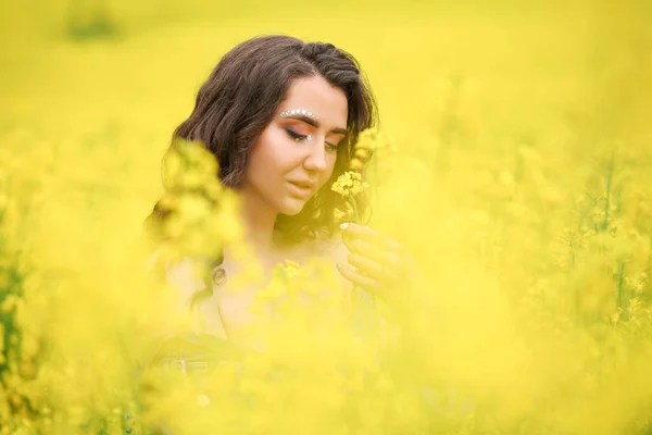 Hermosa Mujer Relajándose Raps Campo — Foto de Stock