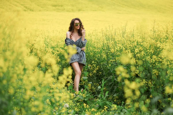 Schöne Frau Entspannt Sich Rapsfeld — Stockfoto