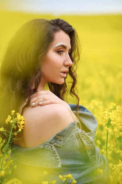 Beautiful Woman Relaxing Raps Field — Stock Photo, Image