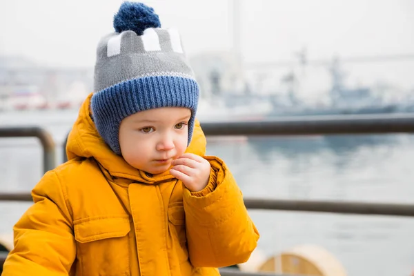 Pequeño chico pensativo en el paseo marítimo — Foto de Stock