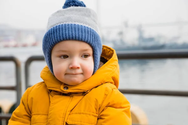 Little pensive boy walks in the city — Stock Photo, Image