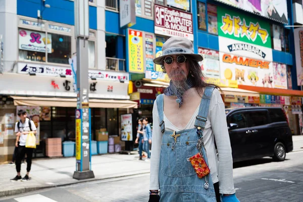 Extravagant middle-aged man in of Tokyo — Stock Photo, Image