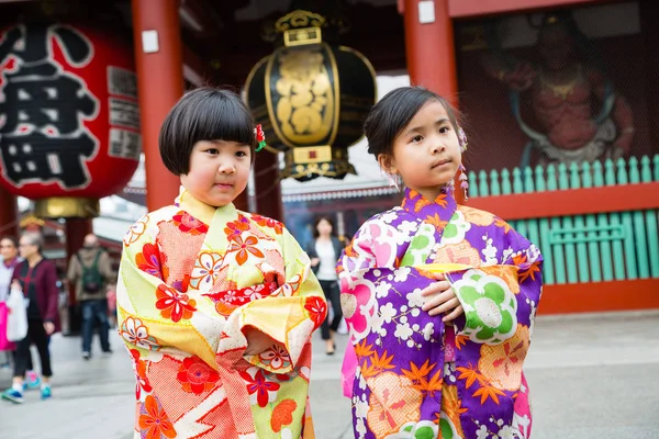 Chicas japonesas en ropa de kimono nacional en Tokio — Foto de Stock