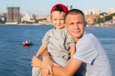 En büyük ve genç kardeşler dolgu üzerinde dinlenme 