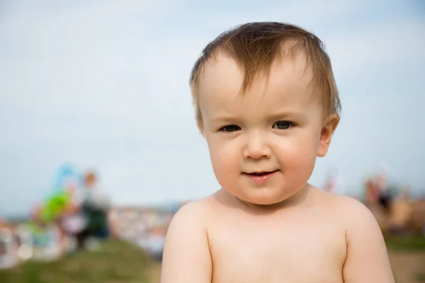 Portrét malého chlapce na pláži v letovisku slunečného dne — Stock fotografie