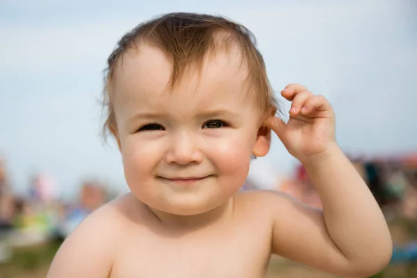 Retrato de um menino na praia — Fotografia de Stock