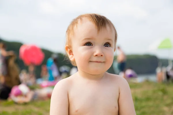 Маленький мальчик на пляже в солнечный день — стоковое фото
