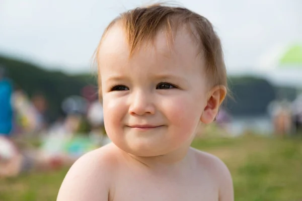 Liten pojke på stranden en solig dag — Stockfoto