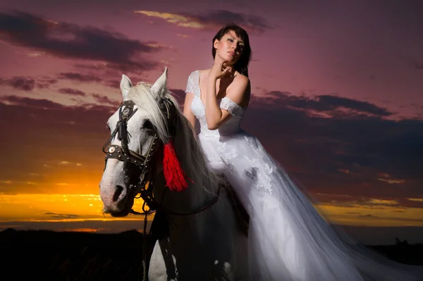 Красивая Невеста Белом Коне Закате — стоковое фото