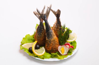 Balık salatası. Çeşitli hizmet içinde restoran ve kafe.