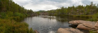 Sonbahar Parkı. Dağın tepesindeki göl.