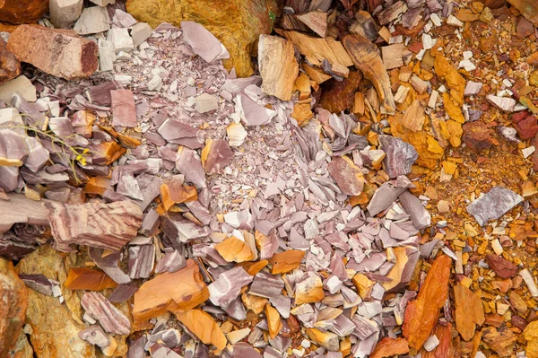 Uraltes Kupfervorkommen. Steine mit hohem Kupfergehalt. — Stockfoto