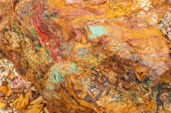 Depósito de cobre antigo. Pedras com elevado teor de cobre . — Fotografia de Stock