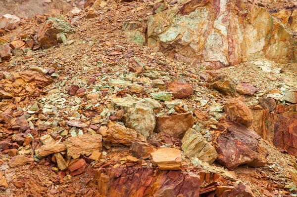 Antiguo depósito de cobre. Piedras con un alto contenido de cobre . — Foto de Stock