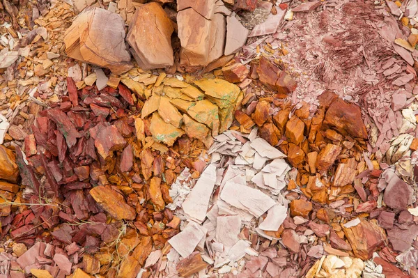 Uraltes Kupfervorkommen. Steine mit hohem Kupfergehalt. — Stockfoto