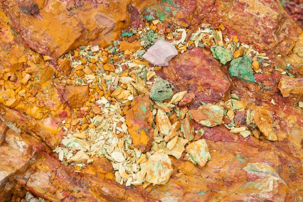 Antiguo depósito de cobre. Piedras con un alto contenido de cobre . —  Fotos de Stock