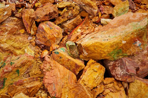 Uraltes Kupfervorkommen. Steine mit hohem Kupfergehalt. — Stockfoto