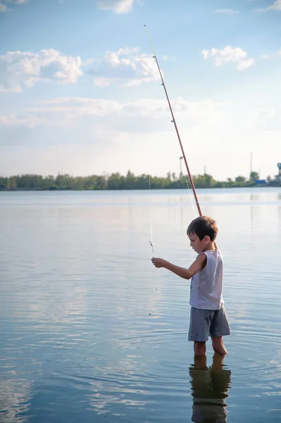 Ein Kleiner Junge Fängt Einen Fisch See — Stockfoto