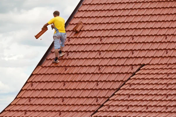 Lavoratore Sul Tetto Foto Stock