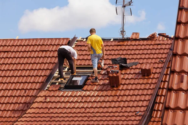 Werknemers Het Dak — Stockfoto