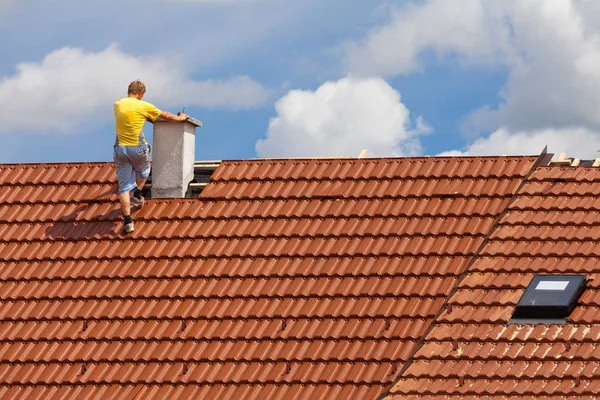 Homme Travaillant Sur Toit Bâtiment — Photo