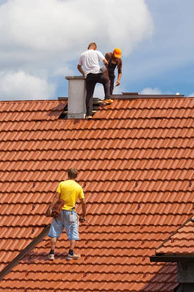 Män Som Arbetar Taket Till Byggnad — Stockfoto