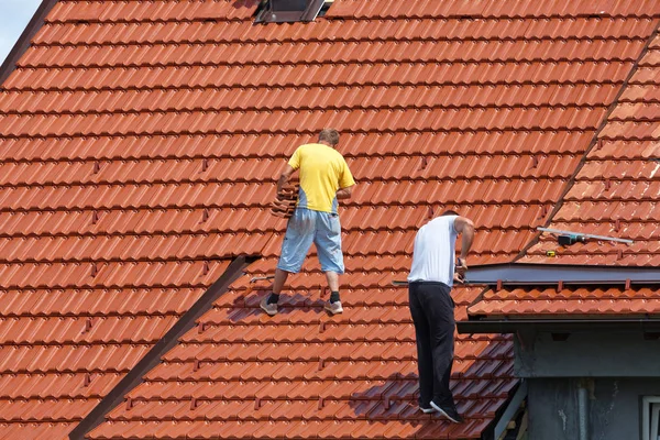 Homme Travaillant Sur Toit Bâtiment — Photo