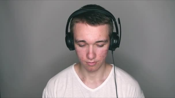 Teenager Mit Akne Hört Musik Über Kopfhörer — Stockvideo
