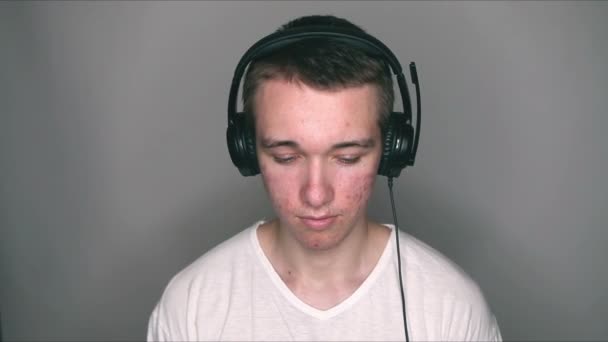 Adolescente Com Acne Ouvindo Música Através Dos Fones Ouvido — Vídeo de Stock