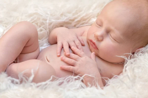 新生女婴睡在绒毛上 免版税图库照片