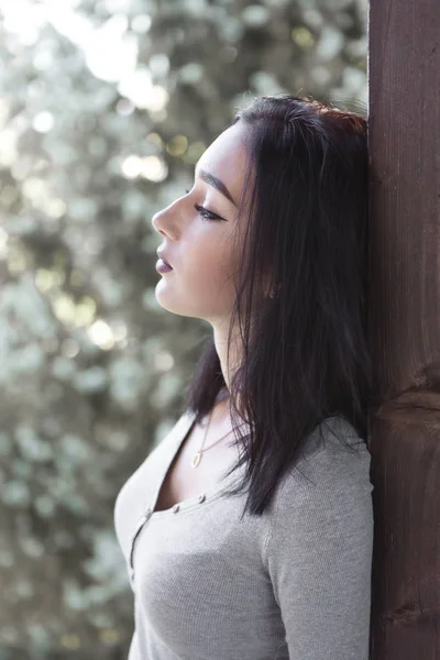 Młoda Kobieta Opierając Się Drewniane Ściany Wydaje Smutny Przygnębiony — Zdjęcie stockowe