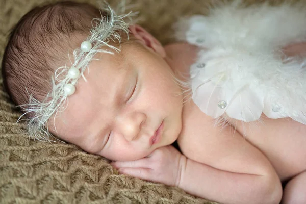 Новорожденный Ребенок Ангельскими Крыльями — стоковое фото