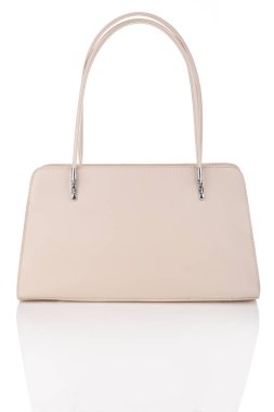 Bej çanta beyaz yansıması ile izole