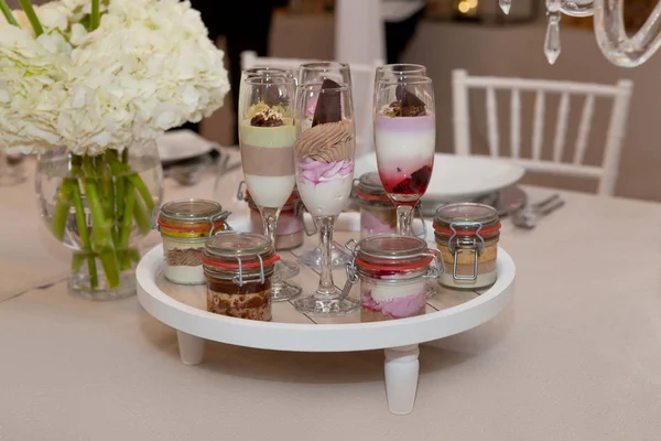 Catering Yemek Düğün Şampanya Bardağı Güzel Kek Dekore Edilmiş — Stok fotoğraf