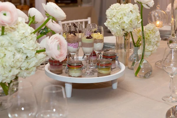 Bruiloft Catering Voedsel Gebak Champagneglazen Mooi Ingericht — Stockfoto