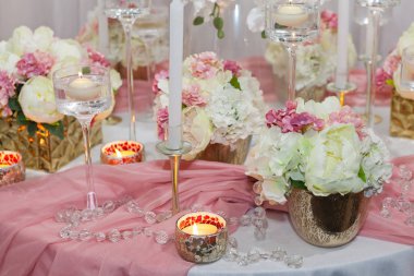 Düğün süslemeleri, mumlar ve çiçekler