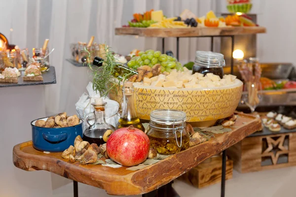 Plateau Buffet Avec Fruits Frais Figues Sèches Fromage Petit Déjeuner — Photo