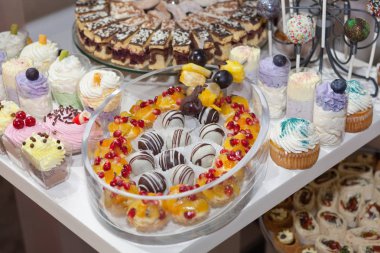 Kek çıkar ve lolipop, renkli Top kek, şekerleme büfesi