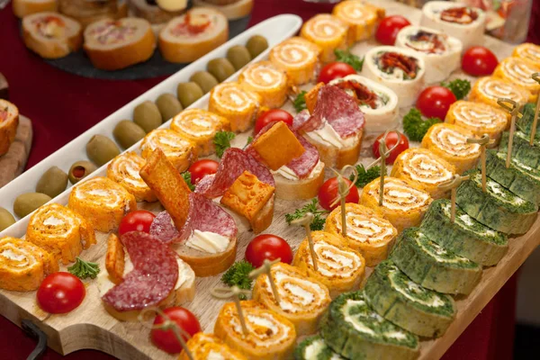 Comida Catering Coloridos Mini Canapés Bellamente Decorados —  Fotos de Stock