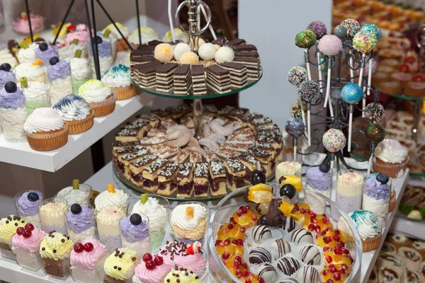 Cake Pops Och Klubbor Färgglada Cupcakes Konfektyr Buffé — Stockfoto