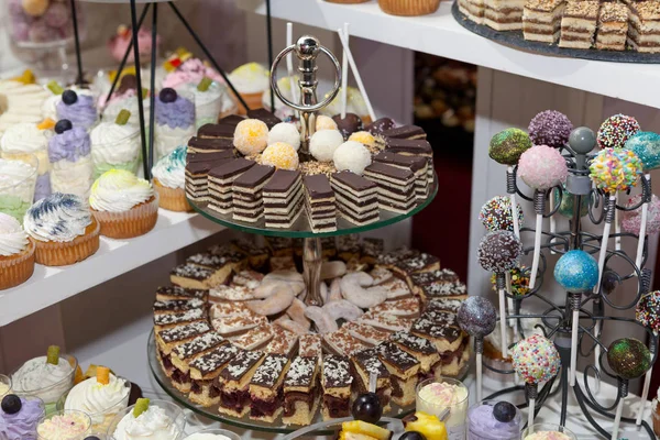 Cake Pops Och Klubbor Färgglada Cupcakes Konfektyr Buffé — Stockfoto