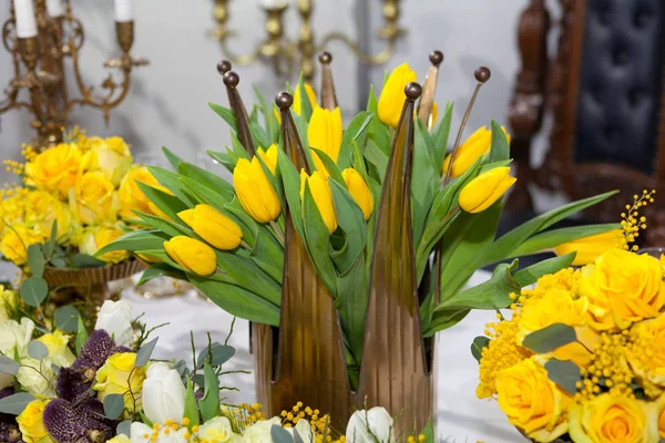 Crown Shaped Vase Yellow Tulips Table Set Event Party Wedding — Stock Photo, Image