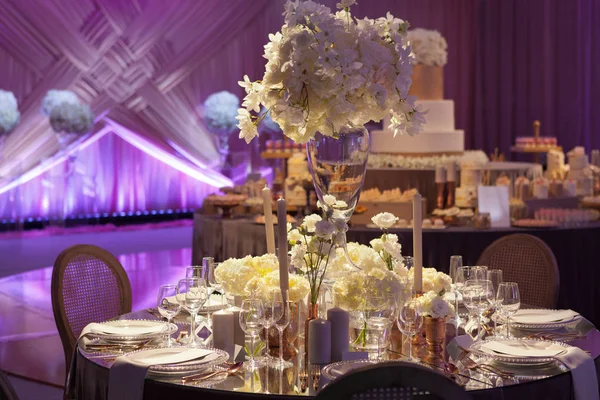 Náladová podsvícení atmosféru svatební hostinu — Stock fotografie