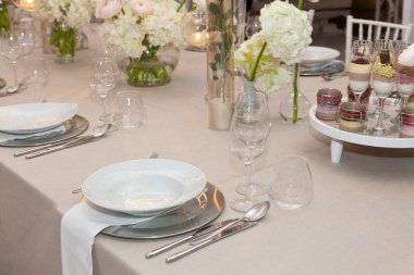 Bir olay parti veya düğün, lüks zarif masa akşam yemeği ayar ayarlamak tablo