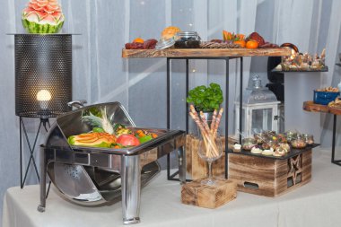 Tepsi taze meyve ile açık büfe Otel Kahvaltı, açık büfe yemek catering