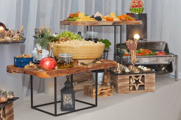 Bandeja Buffet Com Frutas Frescas Figos Secos Queijo Grana Padano — Fotografia de Stock