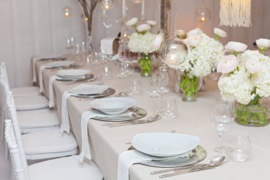 Bir olay parti veya düğün, lüks zarif masa akşam yemeği ayar ayarlamak tablo