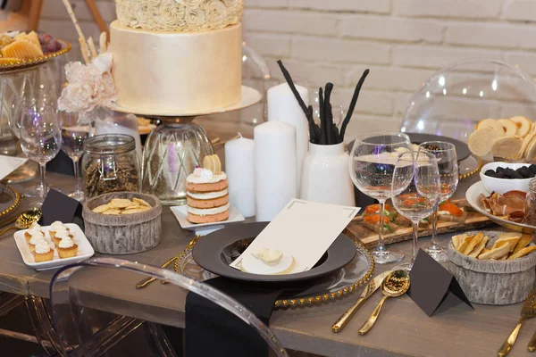 브라운과 음색으로 설정된 테이블의가 — 스톡 사진