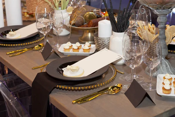 Close Fully Set Banquet Table Brown Earth Tones Empty Paper — Stock Photo, Image